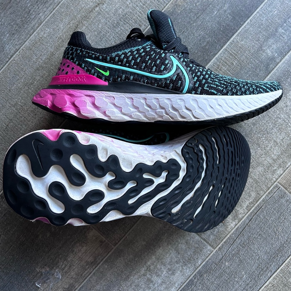 Nike Black and Blue Athletic Shoes with Geometric Design